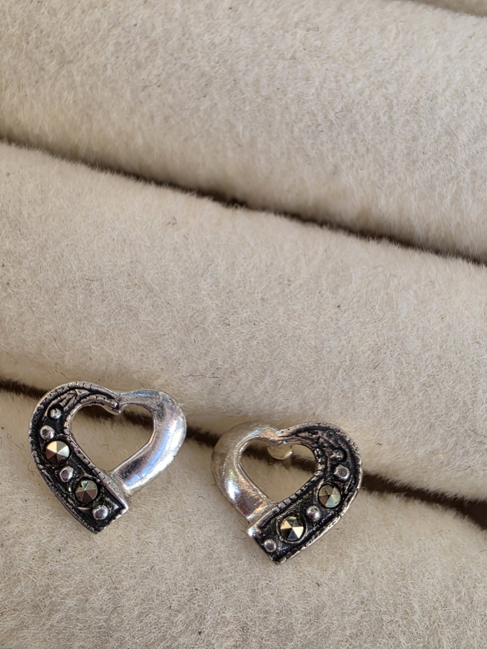 925 Sterling Silver Marcasite-Style Open Heart Stud Earrings • 0.68g